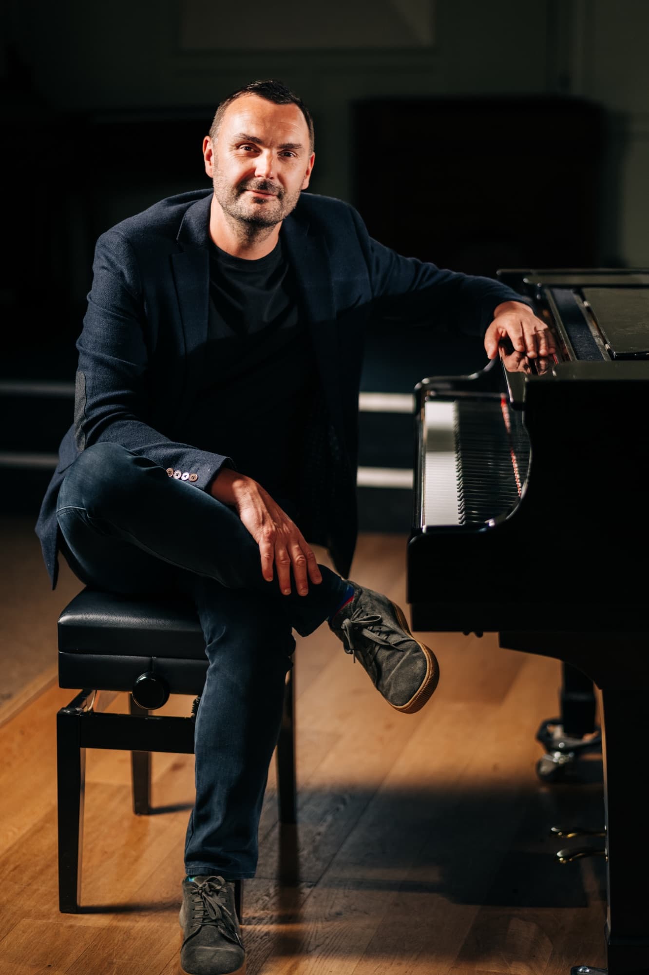Phil Richardson seated at a grand piano